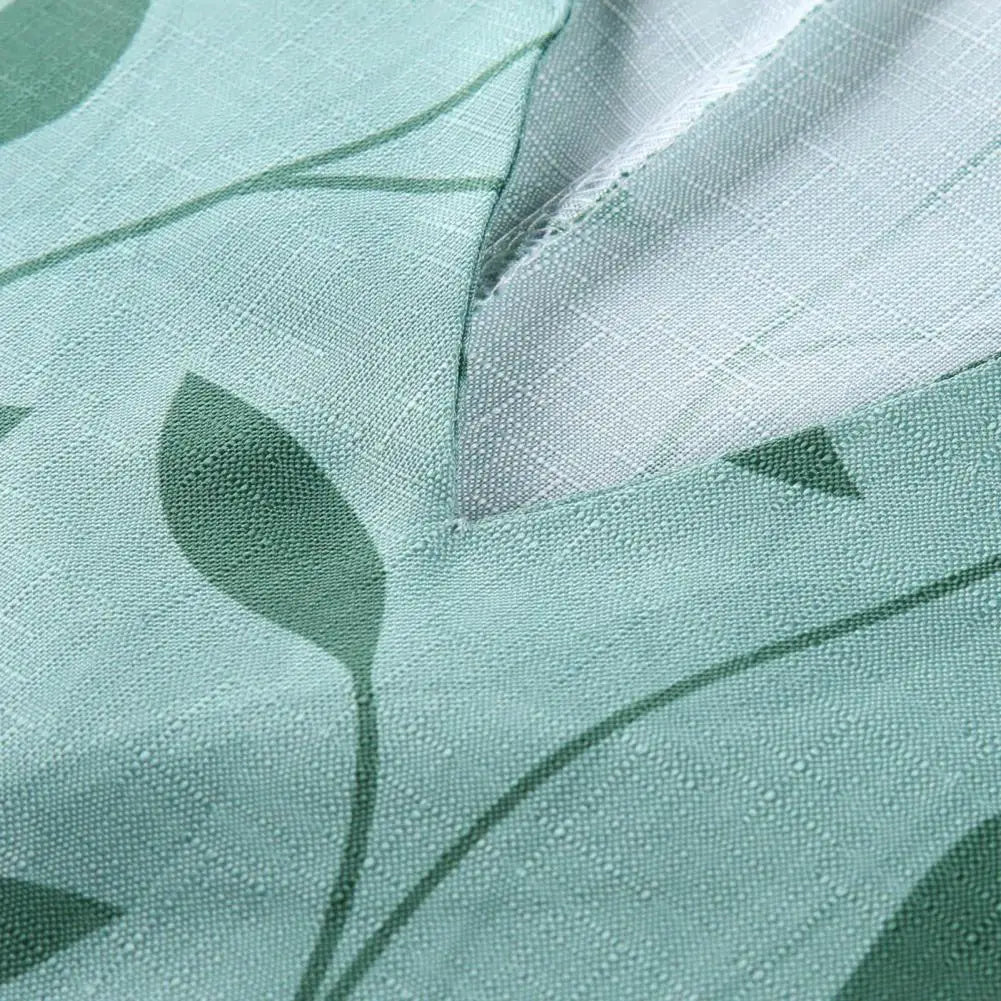 Tessuto verde con motivo foglie, texture lino, ideale per arredamento casa, tende, cuscini. Design naturale, elegante e moderno.