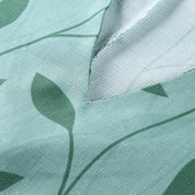 Tessuto verde con motivo foglie, texture lino, ideale per arredamento casa, tende, cuscini. Design naturale, elegante e moderno.