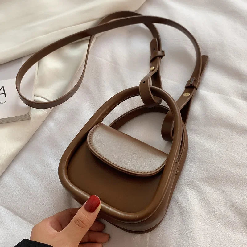 Borsa a tracolla in pelle marrone con patta, design elegante e compatto, ideale per moda donna. Accessorio chic per ogni occasione.