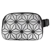 Marsupio geometrico bianco e nero con motivo a triangoli, chiusura a zip e cintura regolabile. Accessorio moda unisex, pratico e moderno.