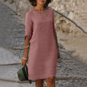 Abito estivo rosa donna, maniche a tre quarti, scollo a V, stile casual elegante, perfetto per passeggiate estive. Accessori: cappello e bracciali.