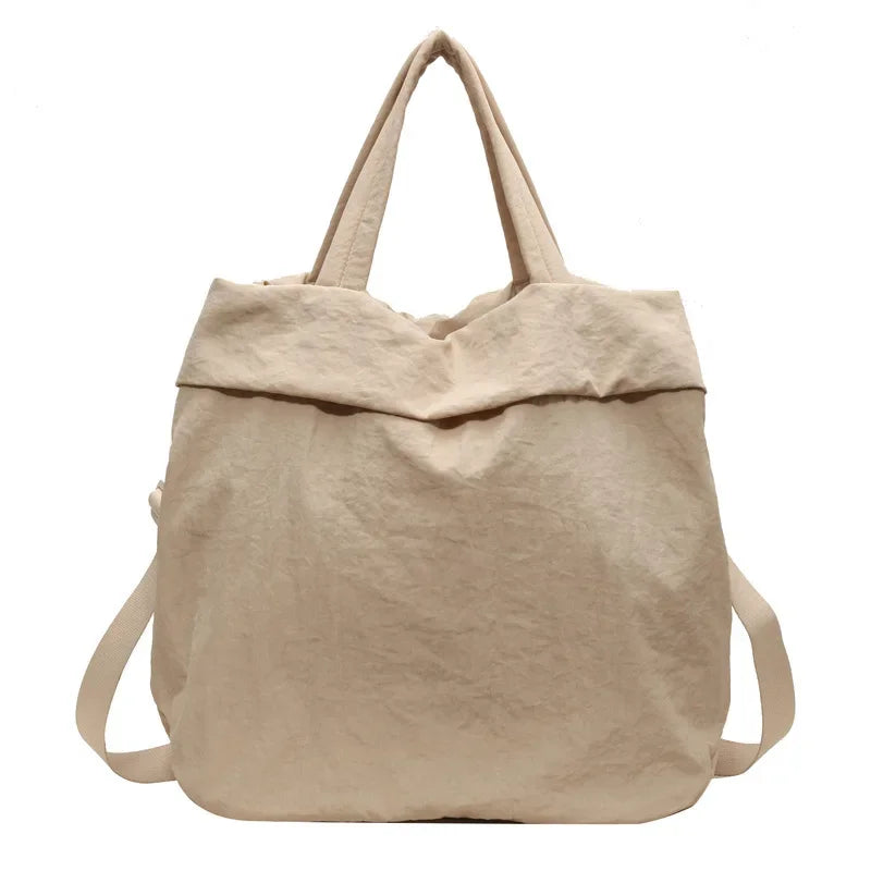 Borsa tote beige in tessuto, design minimalista, manici doppi, ideale per shopping e uso quotidiano. Accessorio moda donna versatile ed elegante.