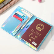 Custodia passaporto olografica blu con passaporto cinese, carte di credito e penna. Accessorio da viaggio elegante e funzionale.