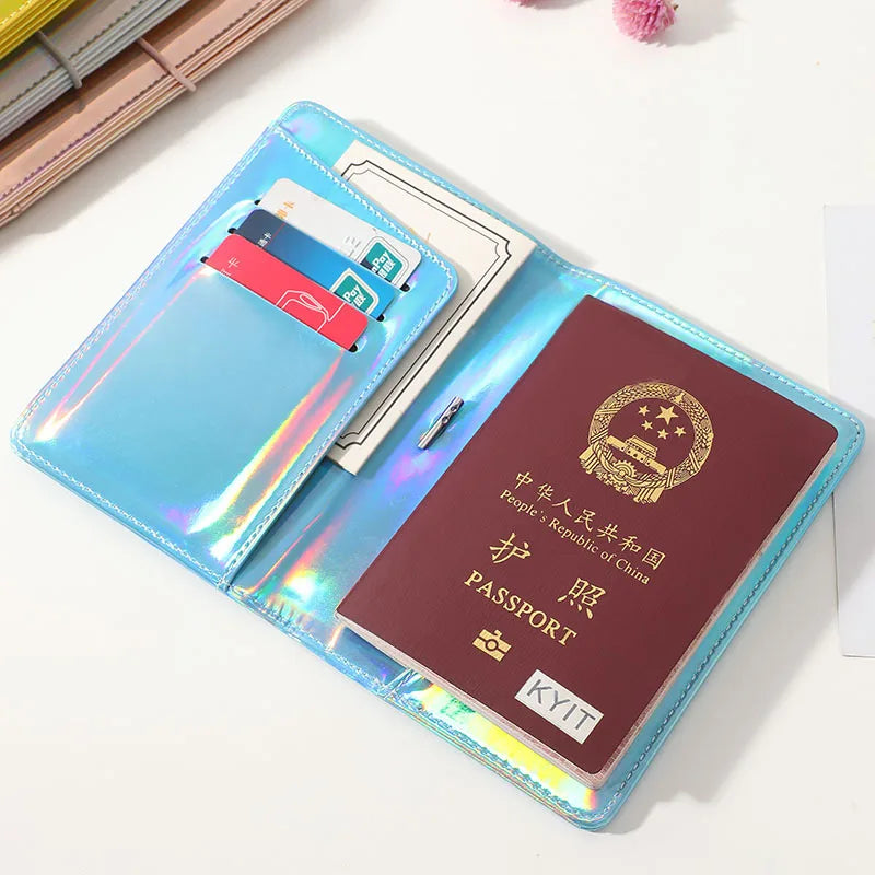 Custodia passaporto olografica blu con passaporto cinese, carte di credito e penna. Accessorio da viaggio elegante e funzionale.