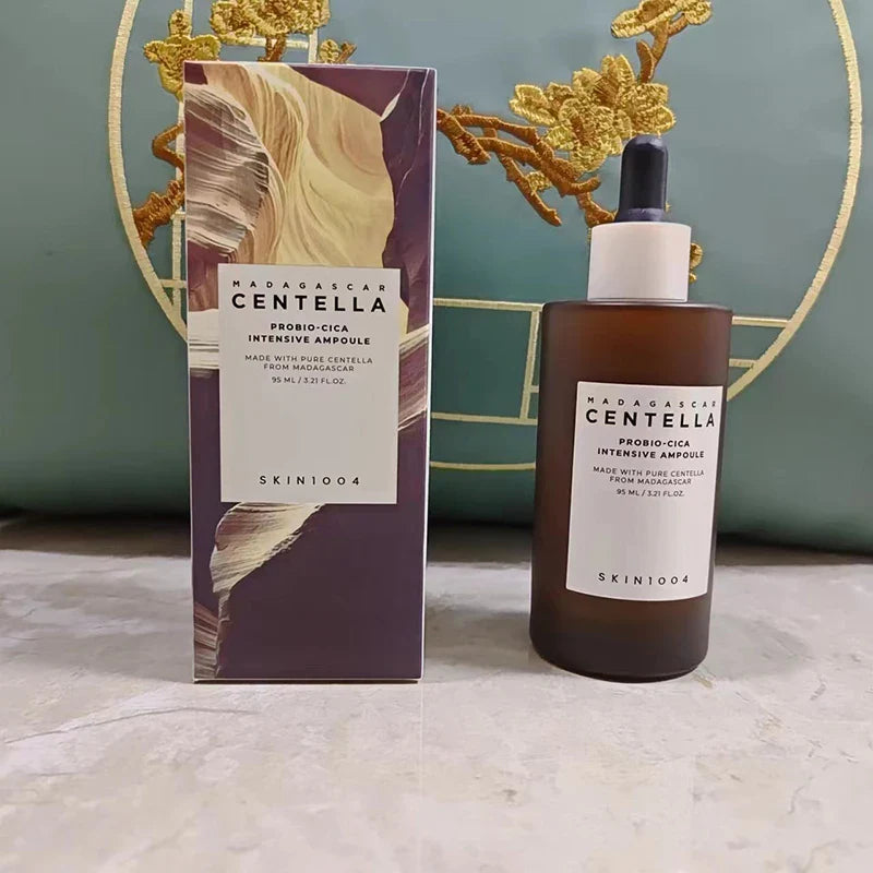 Ampolla SKIN1004 Centella Madagascar Probiocica, 50 ml, con confezione elegante. Siero viso idratante e lenitivo, ideale per pelle sensibile.