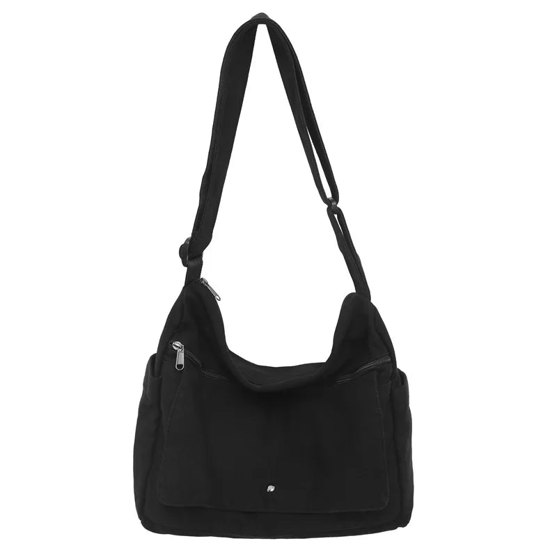 Borsa a tracolla nera in tessuto, design casual con tasche multiple e cerniere, ideale per uso quotidiano e viaggi. Accessorio moda versatile.