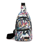 Zaino monospalla multicolore con motivo astratto, tasca frontale con zip, ideale per viaggi e uso quotidiano. Design moderno e pratico.