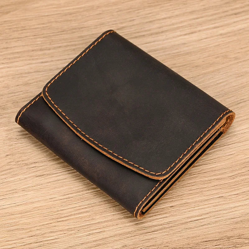 Portafoglio in pelle marrone scuro su tavolo in legno, design elegante e compatto, cuciture a contrasto, accessorio moda uomo e donna.