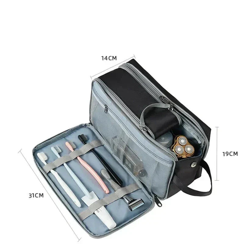 Borsa da toilette nera aperta, con scomparti organizzati per spazzolini, rasoio e accessori da viaggio. Dimensioni: 31x19x14 cm. Ideale per viaggi.