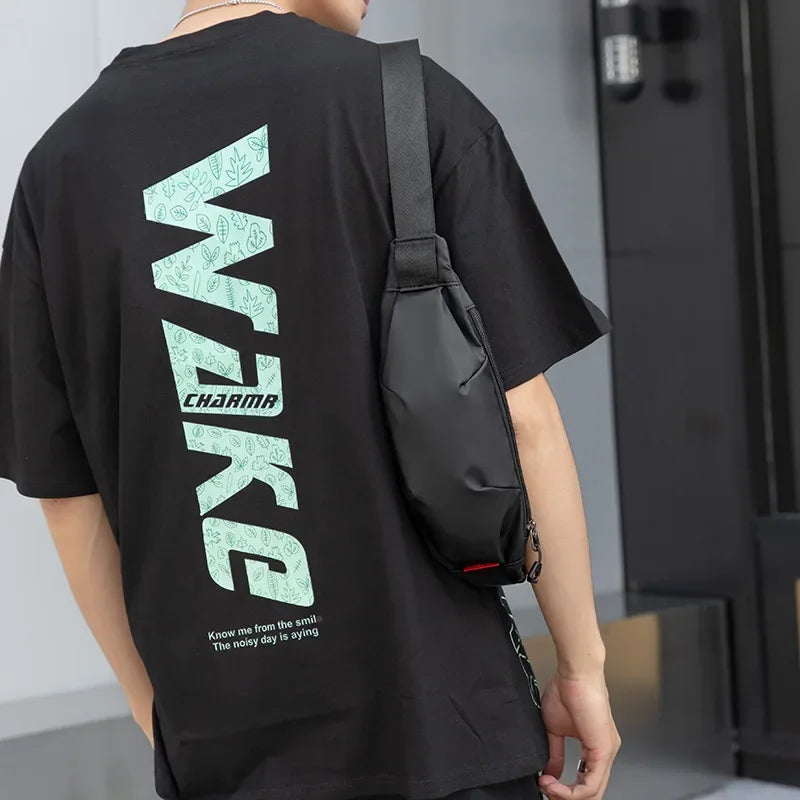 Maglietta nera con scritta "CHARMA" e borsa a tracolla nera. Design casual, moda urbana, abbigliamento streetwear uomo.