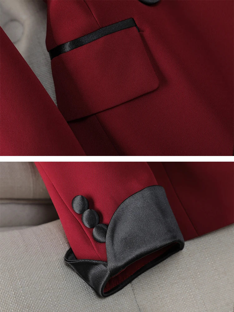 Giacca elegante da uomo in tessuto rosso con dettagli neri, bottoni decorativi e tasca frontale. Ideale per eventi formali e cerimonie.