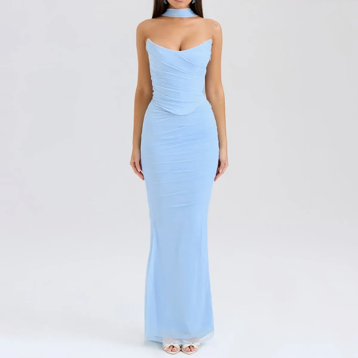 Abito lungo elegante azzurro, senza maniche, con scollo a cuore e drappeggio, perfetto per cerimonie e serate speciali.