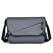 Borsa a tracolla grigia impermeabile, design moderno con tasca frontale con zip, ideale per laptop e uso quotidiano. Accessorio moda unisex.