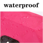 Tessuto impermeabile rosa con gocce d'acqua, dettaglio di una borsa resistente all'acqua. Accessorio moda pratico e funzionale.