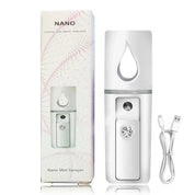 Spruzzatore nano portatile bianco con confezione, cavo USB incluso. Ideale per idratazione viso, skincare, vaporizzatore viso compatto e ricaricabile.