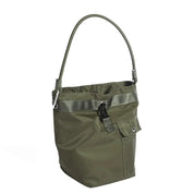 Borsa a secchiello verde oliva in nylon con manico, tasca frontale e chiusura a fibbia. Design moderno e funzionale, ideale per uso quotidiano.