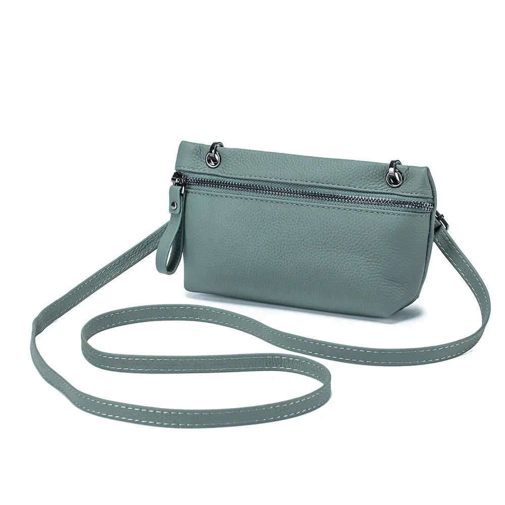 Borsa a tracolla in pelle verde acqua con cerniera frontale, design elegante e minimalista, ideale per moda donna e accessori quotidiani.