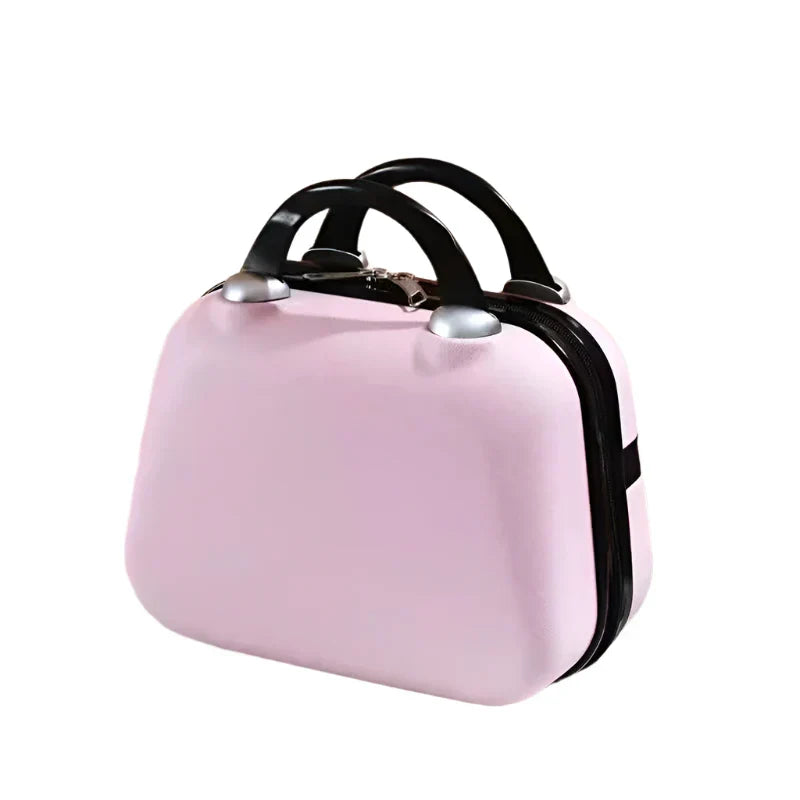 Valigia rigida rosa con manici neri, design compatto e moderno, ideale per viaggi brevi. Accessorio da viaggio elegante e funzionale.