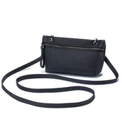 Borsa a tracolla nera in pelle, design elegante con cerniera frontale, ideale per donna. Accessorio moda versatile e pratico per ogni occasione.