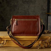 Borsa a tracolla in pelle marrone con cerniera dorata, design elegante e classico, perfetta per moda donna, accessori di lusso, stile vintage.
