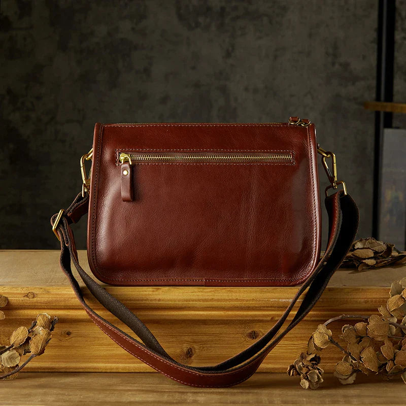 Borsa a tracolla in pelle marrone con cerniera dorata, design elegante e classico, perfetta per moda donna, accessori di lusso, stile vintage.