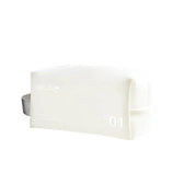 Astuccio da viaggio bianco minimalista con cerniera, design elegante e manico laterale. Ideale per cosmetici e accessori.