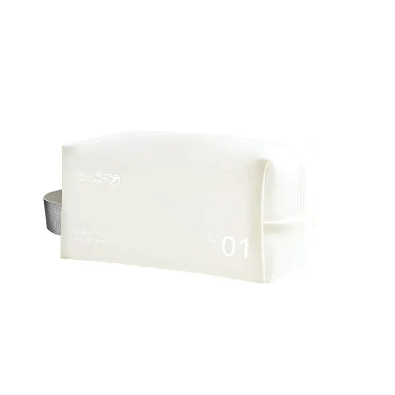 Astuccio da viaggio bianco minimalista con cerniera, design elegante e manico laterale. Ideale per cosmetici e accessori.