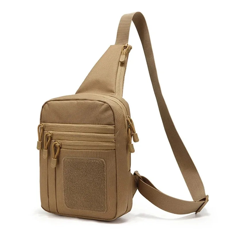 Zaino monospalla tattico beige, design compatto, con cerniere multiple e tracolla regolabile. Ideale per escursioni e attività all'aperto.