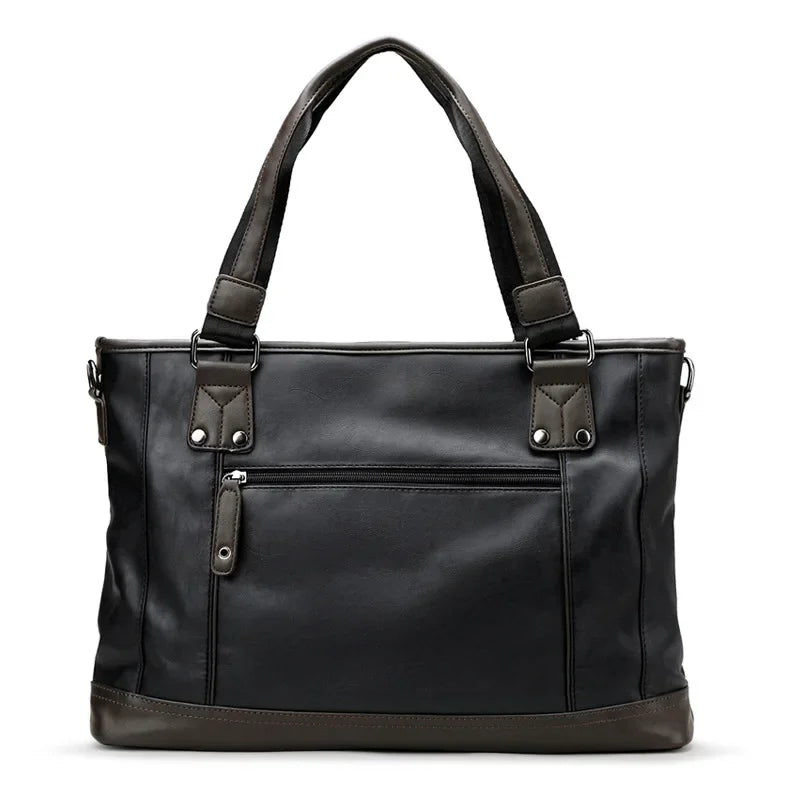 Borsa a tracolla in pelle nera da uomo con tasca frontale con zip, manici robusti e dettagli in metallo. Elegante e spaziosa per uso quotidiano.