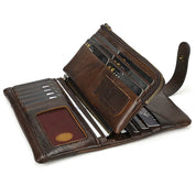Portafoglio in pelle marrone aperto con scomparti per carte di credito, tasca con cerniera e design elegante. Accessorio moda uomo/donna.