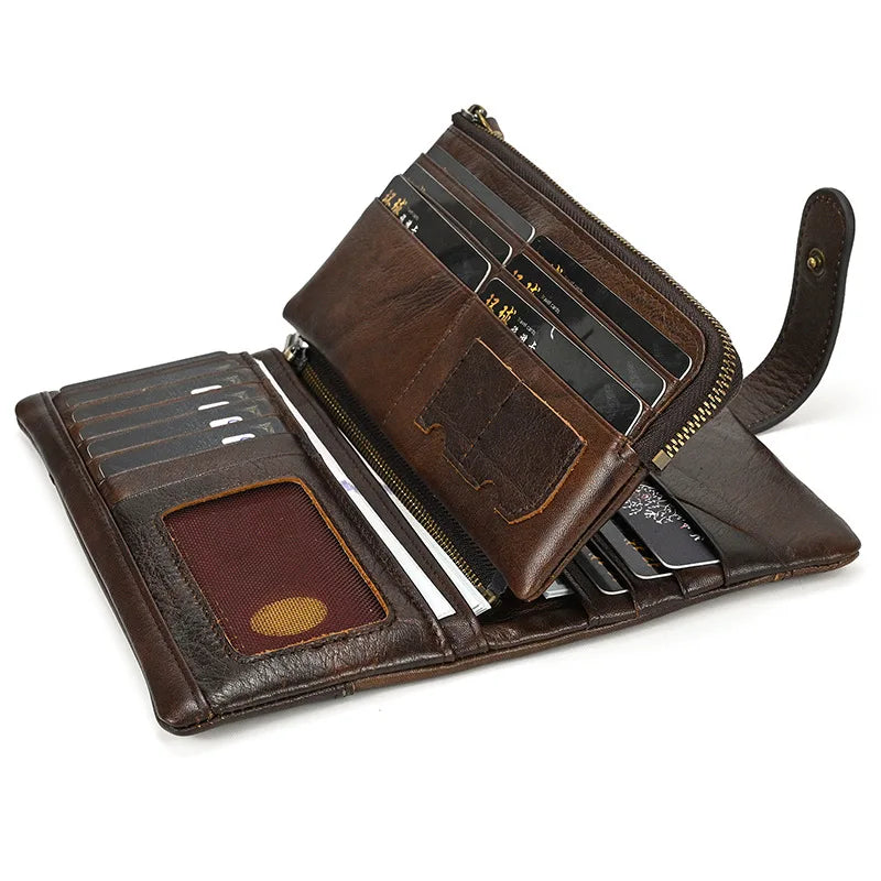 Portafoglio in pelle marrone aperto con scomparti per carte di credito, tasca con cerniera e design elegante. Accessorio moda uomo/donna.