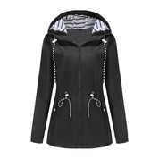Giacca impermeabile nera da donna con cappuccio, cerniera frontale, coulisse regolabili e fodera a righe. Ideale per pioggia e outdoor.