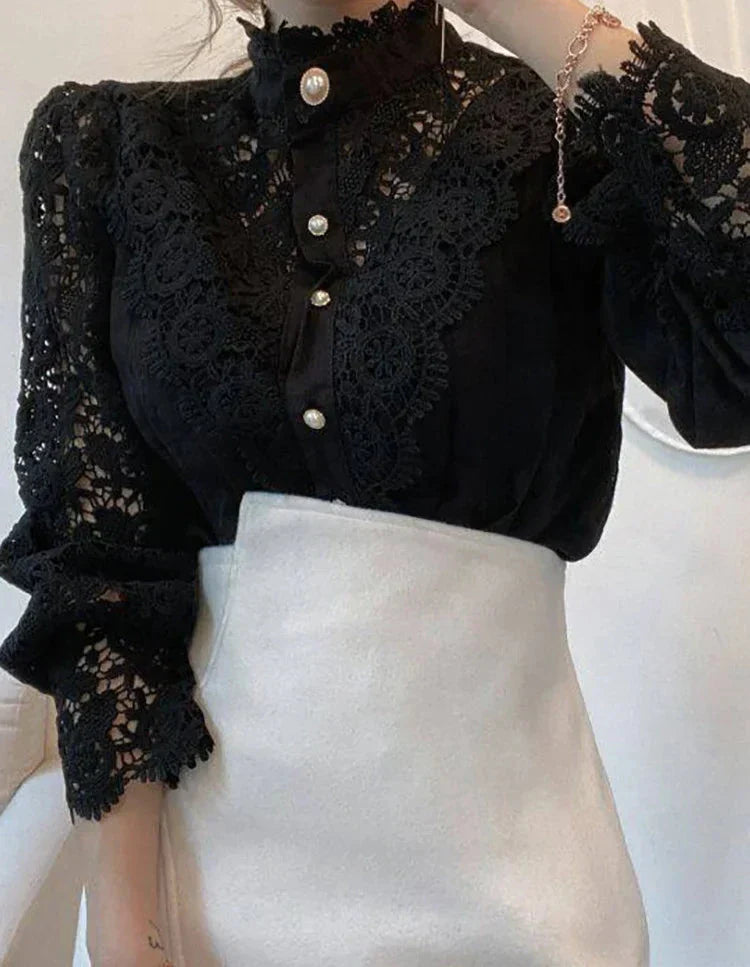 Blusa nera in pizzo con bottoni perle, maniche lunghe, abbinata a gonna bianca. Elegante abbigliamento donna, moda autunno inverno.