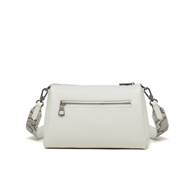 Borsa a tracolla bianca in pelle con cerniera frontale e tracolla regolabile. Design elegante, ideale per moda donna e accessori di tendenza.