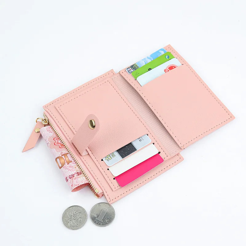 Portafoglio rosa in pelle con zip, scomparti per carte di credito, banconote e monete. Design elegante e compatto, ideale per donna.