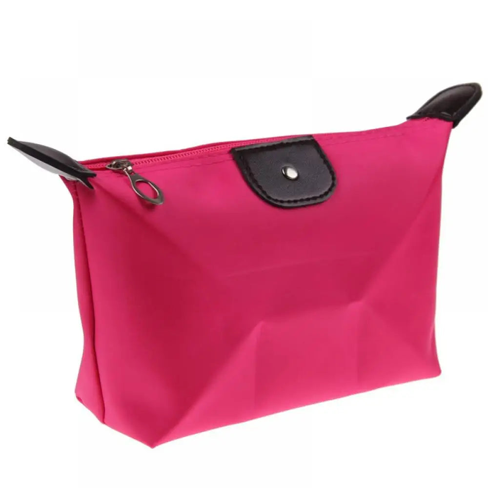 Borsa cosmetica rosa con cerniera, dettagli in pelle nera, design elegante e compatto. Ideale per trucco e accessori da viaggio.