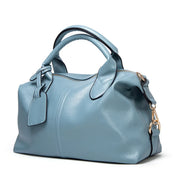 Borsa a mano in pelle blu chiaro, design elegante con manici robusti e tracolla regolabile. Accessorio moda donna, stile sofisticato e versatile.