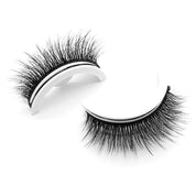 Ciglia finte nere su sfondo bianco, accessorio di bellezza per occhi, trucco glamour, ciglia voluminose, riutilizzabili, alta qualità.