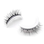 Ciglia finte nere su supporto bianco, effetto voluminoso e naturale, ideali per trucco occhi glamour. Accessori bellezza, make-up professionale.