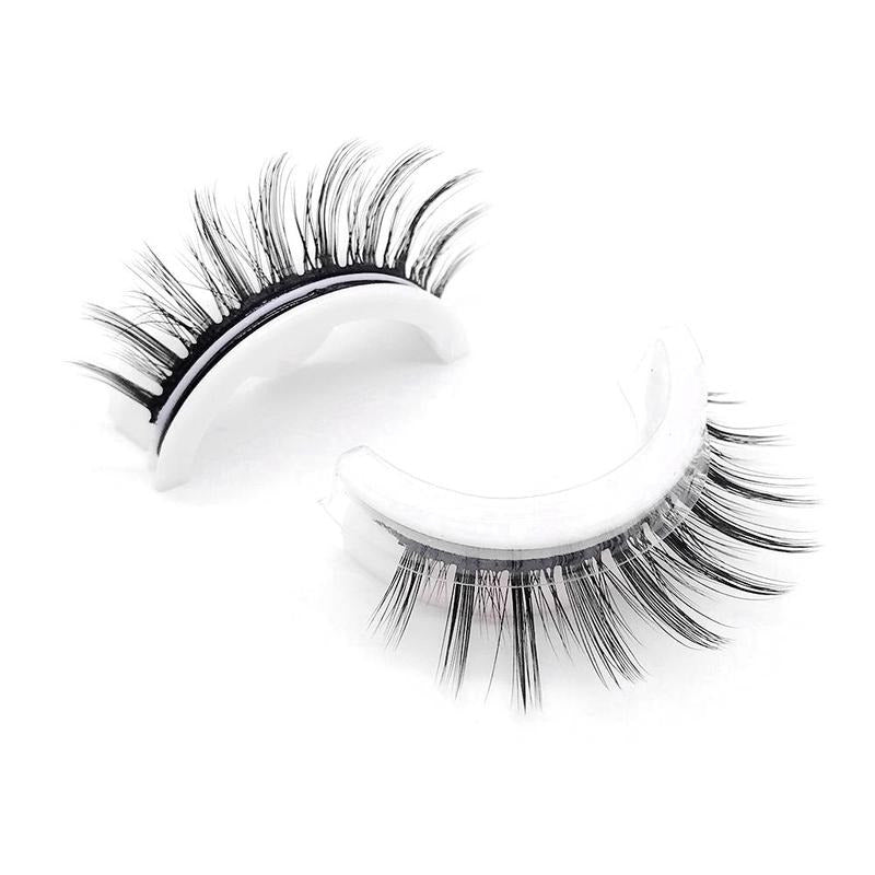 Ciglia finte nere su supporto bianco, lunghe e voluminose, ideali per un look drammatico. Accessorio trucco occhi, riutilizzabili e facili da applicare.