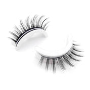 Ciglia finte nere su sfondo bianco, lunghe e voluminose, ideali per un look drammatico. Accessorio bellezza, trucco occhi, ciglia magnetiche.