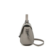Borsa a tracolla in pelle grigia, design elegante e moderno, chiusura con fibbia, ideale per moda donna, accessorio versatile e di tendenza.