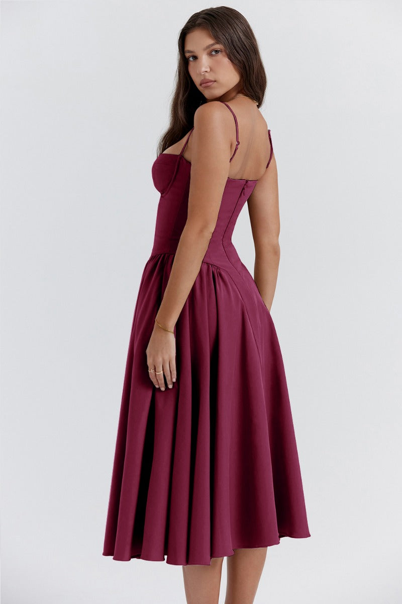 Abito midi elegante bordeaux, spalline sottili, scollo a cuore, gonna svasata. Perfetto per eventi formali e serate speciali.