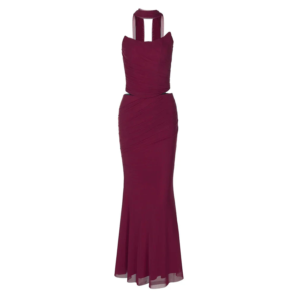 Abito lungo elegante bordeaux senza maniche, con scollo a cuore e dettagli drappeggiati, perfetto per cerimonie e serate speciali.