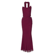 Abito lungo elegante bordeaux senza maniche, con scollo a cuore e dettagli drappeggiati, perfetto per cerimonie e serate speciali.