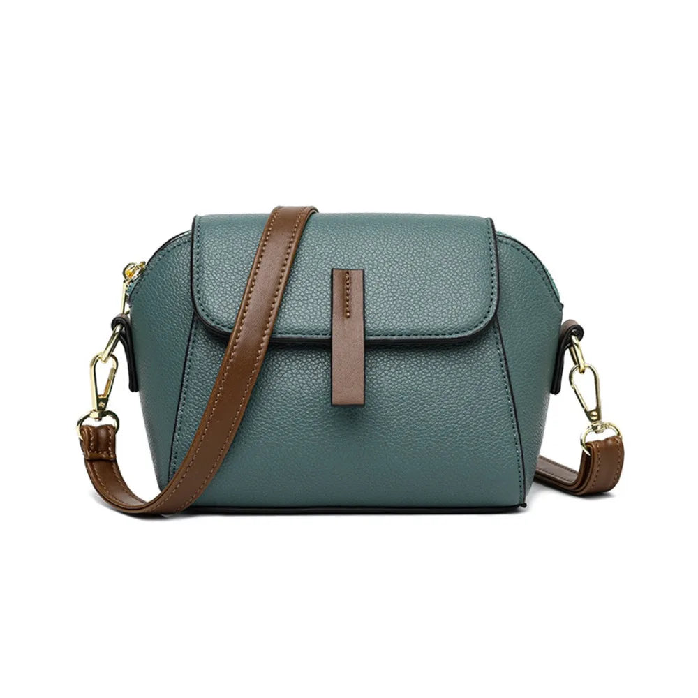 Borsa a tracolla in pelle verde con dettagli marroni, chiusura a patta, tracolla regolabile, design elegante e moderno. Accessorio moda donna.