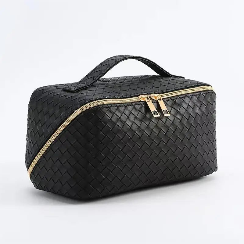 Borsa da toilette intrecciata in pelle nera con cerniera dorata, design elegante e manico superiore. Accessorio di lusso per viaggi e organizzazione.