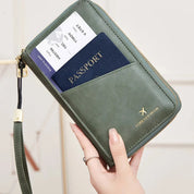 Portafoglio da viaggio verde in pelle con passaporto e biglietto aereo, chiusura a zip, design elegante, ideale per viaggiatori.