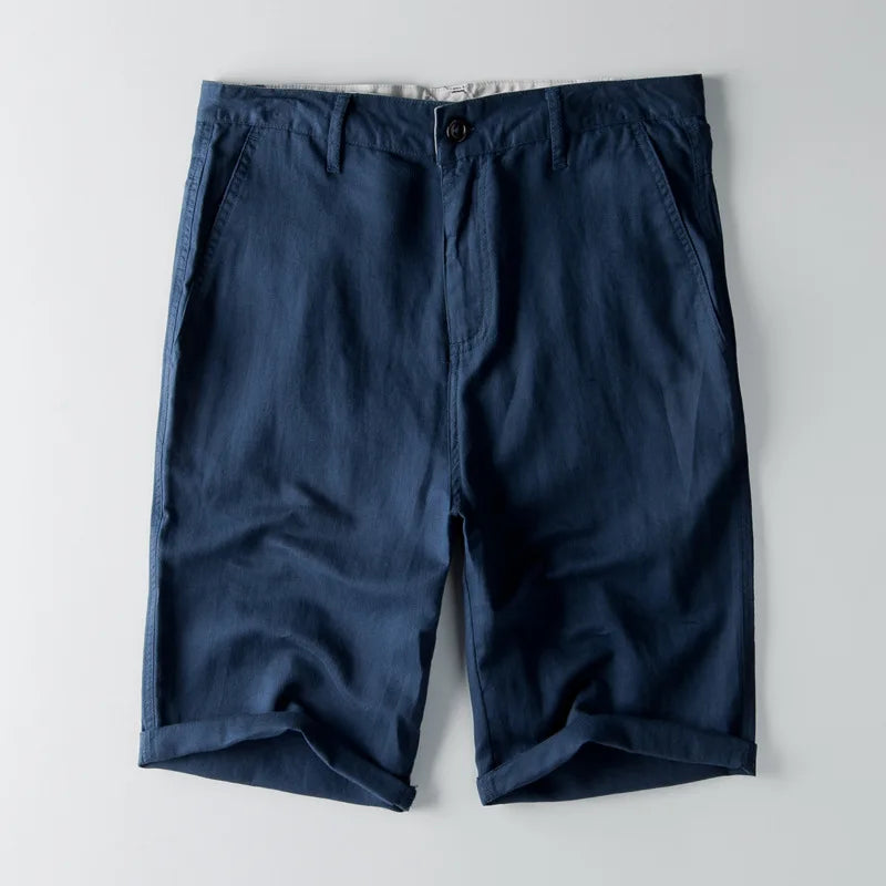 Pantaloncini uomo blu scuro in cotone, stile casual, con tasche laterali e chiusura a bottone. Ideali per l'estate e il tempo libero.