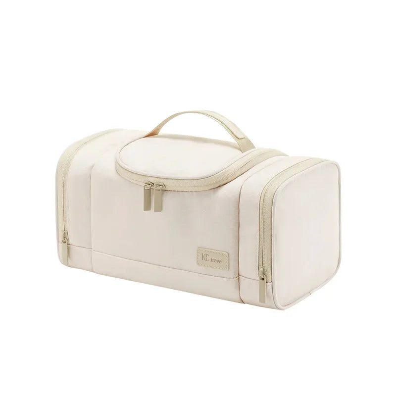 Borsa da viaggio beige con manico, design rettangolare, doppia cerniera, ideale per organizzare accessori e cosmetici. Perfetta per viaggi.